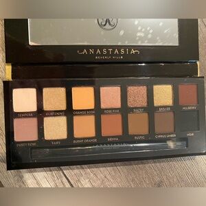 ⭐️NEW! Anastasia Beverly Hills soft glam eyeshadow palette